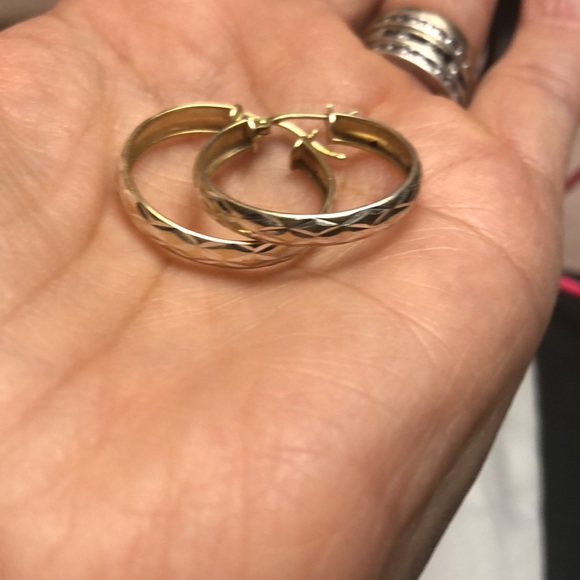 Two tone etched hoop earrings - Picture 3 of 4